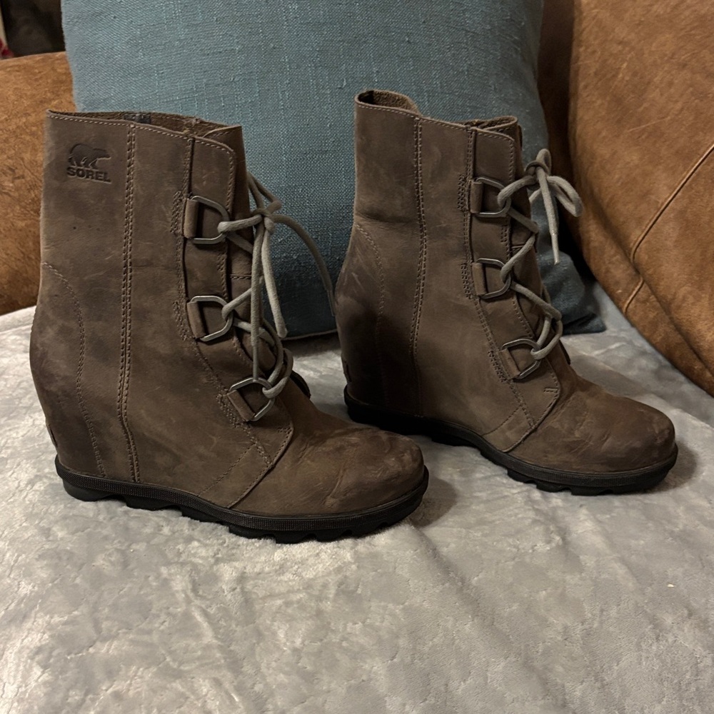 Sorel boots ladies 8 very good shape dark olive color